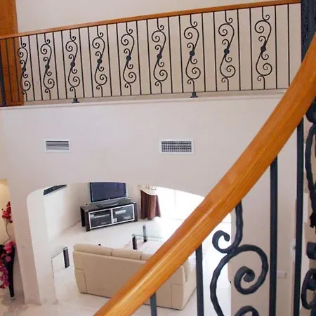 Sleeps 15 With Pool And Air Con *