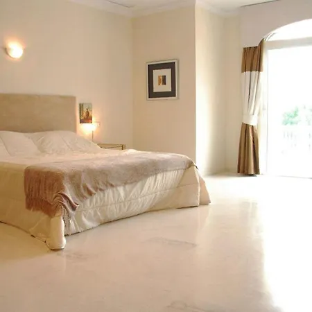 Sleeps 15 With Pool And Air Con Mijas