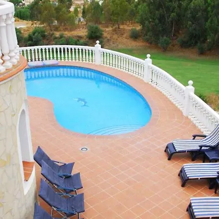 Sleeps 15 With Pool And Air Con *